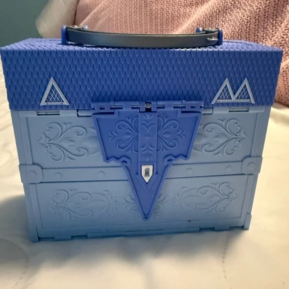 Frozen pop up Dollhouse with Elsa and Anna and their Accessories - Picture 4 of 8